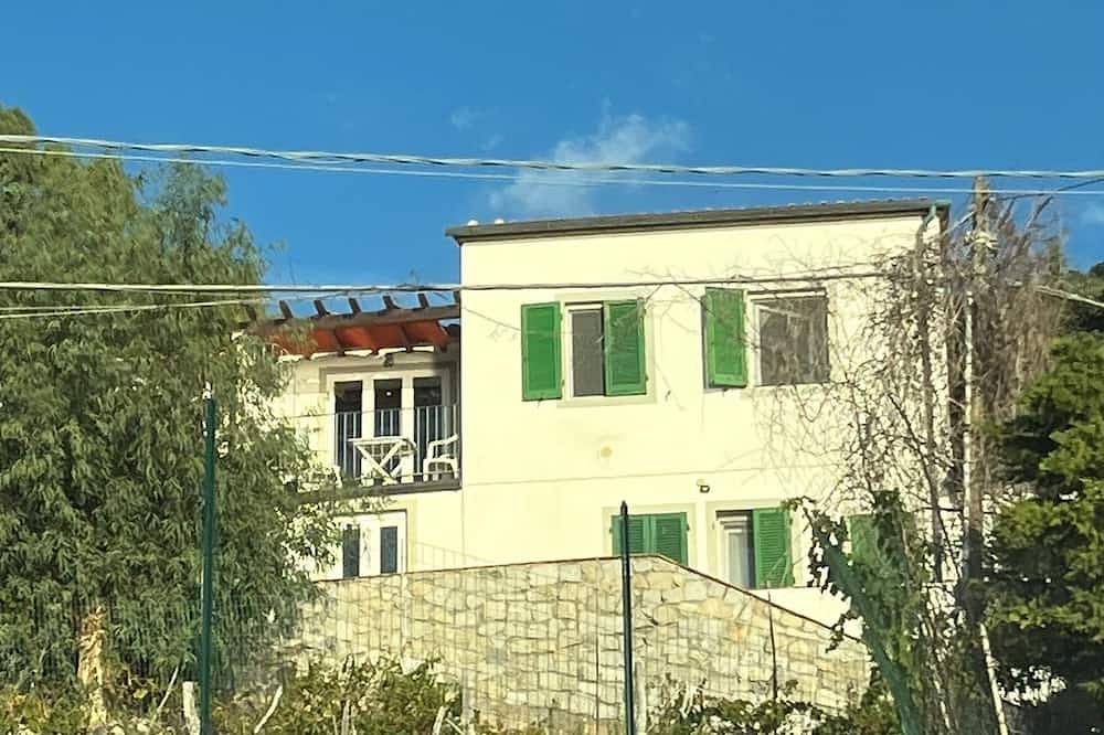Ganze Wohnung, Cozy three-room apartment, pets allowed, beautiful sea view. in Elba