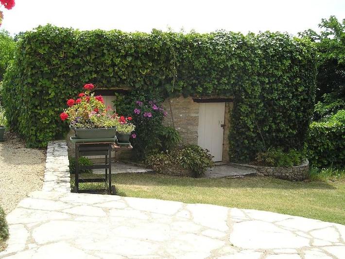 Location de vacances pour 2 personnes, avec piscine et vue ainsi que jardin et terrasse à Gindou - 4