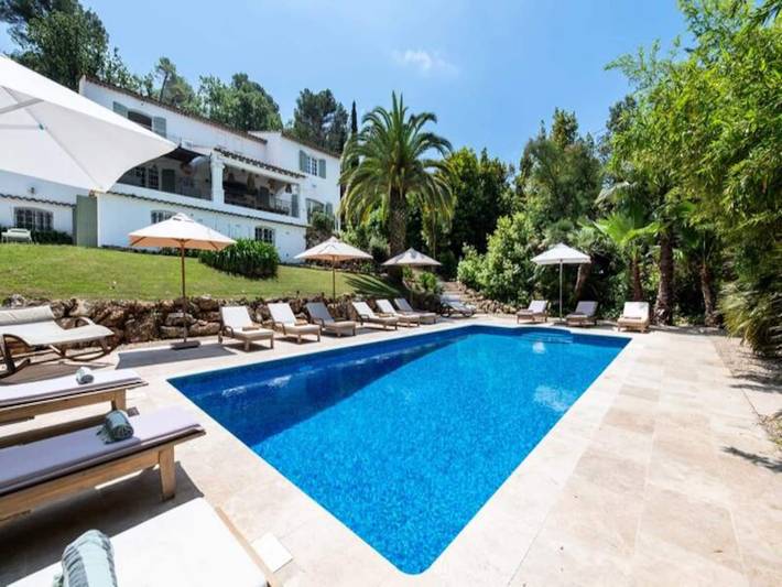 Gîte pour 16 personnes, avec terrasse ainsi que jardin et piscine à Valbonne - 4