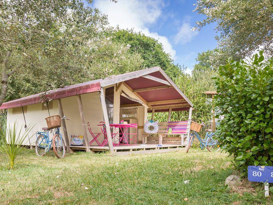 Flower Camping Cap Finistère - Tente en toile et en bois 4 personnes - Freeflower Standard 28m² (2 chambres) + terrasse couverte 8m²- sans sanitaires et sans salle de bain | 4 personnes in Penmarch, Région de Quimper