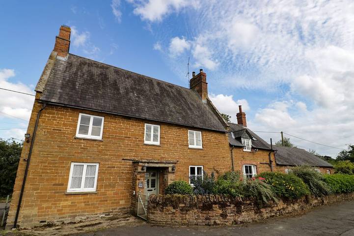 Cottage for 10 people, with garden, with pets in Northamptonshire