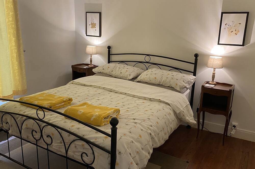 Cosy cottage overlooking garden and woodland, within 10 mins walk of town centre in Ruffec, Charente