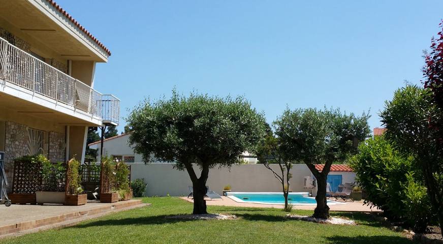 Casa de huéspedes para 5 personas, con terraza además de jardín y piscina - 1