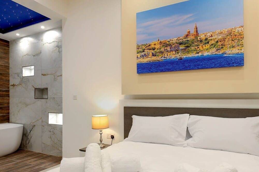 Ganze Wohnung, Gem Beachfront Apt with Amazing Bay and Sea Views in Birżebbuġa, Insel Malta