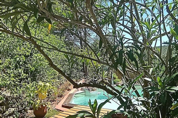 Location de vacances pour 7 personnes, avec jardin et terrasse à Beaurecueil