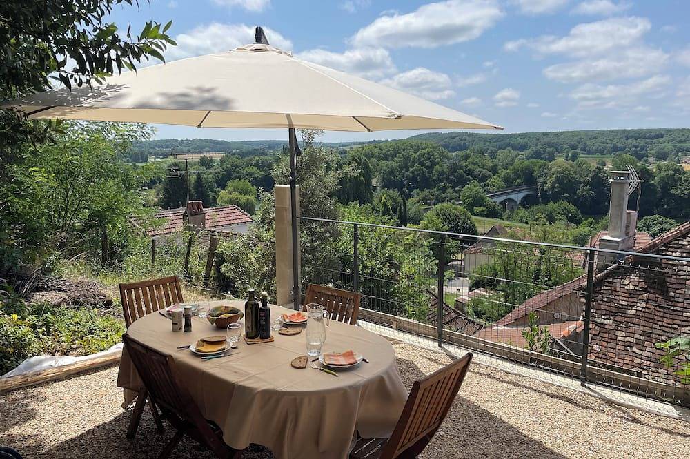 Village house overlooks valley in Lalinde, Périgord Pourpre