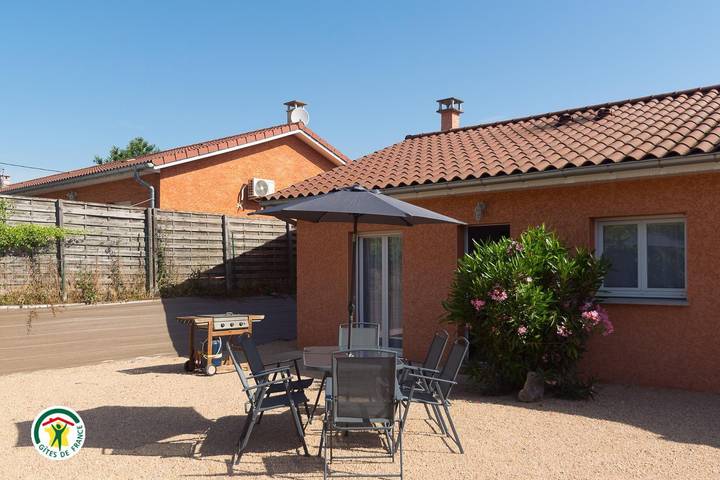 Gîte pour 4 personnes, avec jardin à Saint-Romain-de-Jalionas