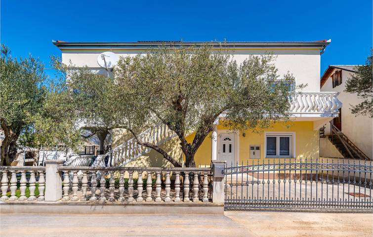 Ganze Ferienwohnung, Reizende 1-Zimmer-Wohnung mit Pool, WLAN und Parkplatz in Küstennähe in Donji Karin, Zadar