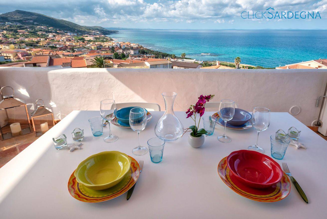 Castel Sardo grande attico con spettacolare vista mare, veranda e spiaggia in Lu Bagnu, Castelsardo