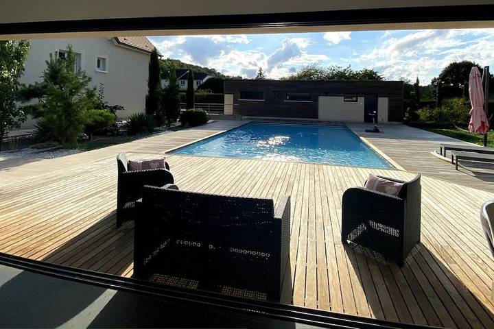 Gîte pour 2 personnes, avec terrasse ainsi que piscine et jardin dans Chamarandes-Choignes