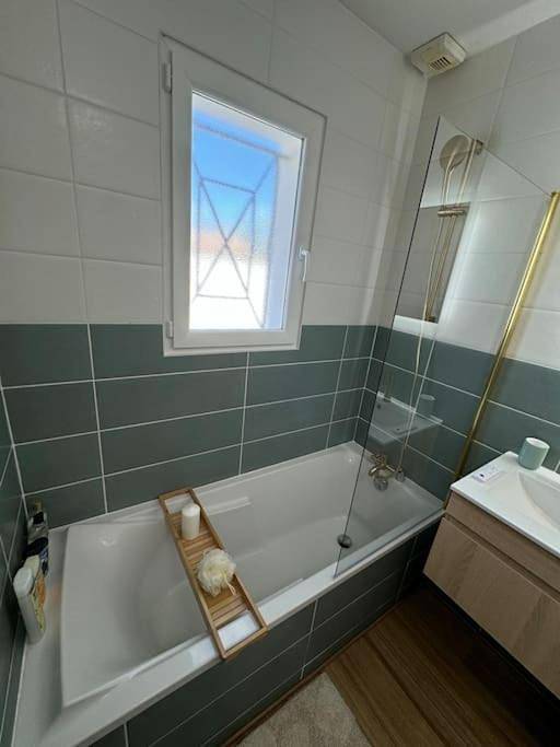 Location de vacances pour 6 personnes, avec jardin ainsi que terrasse et piscine à Saint-Jean-d'Illac - 2