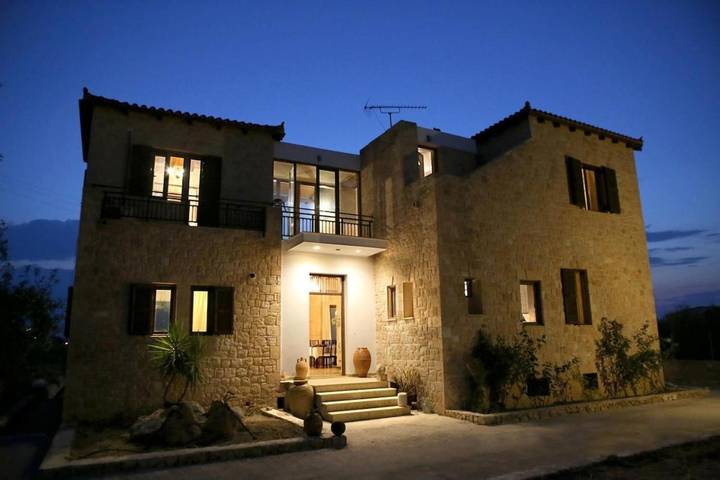 Villa for 6 people, with garden and hot tub in Aegina
