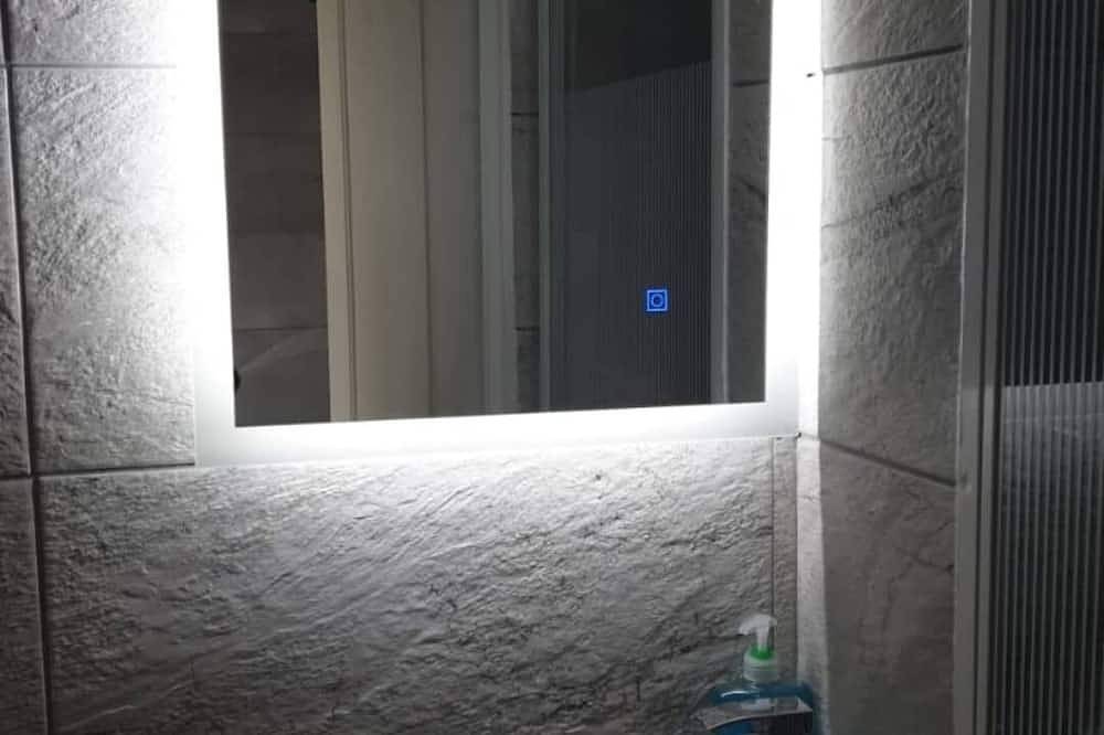 Ganze Wohnung, London apartment with Private Hot Tub, Sauna & Gym! in Havering, London