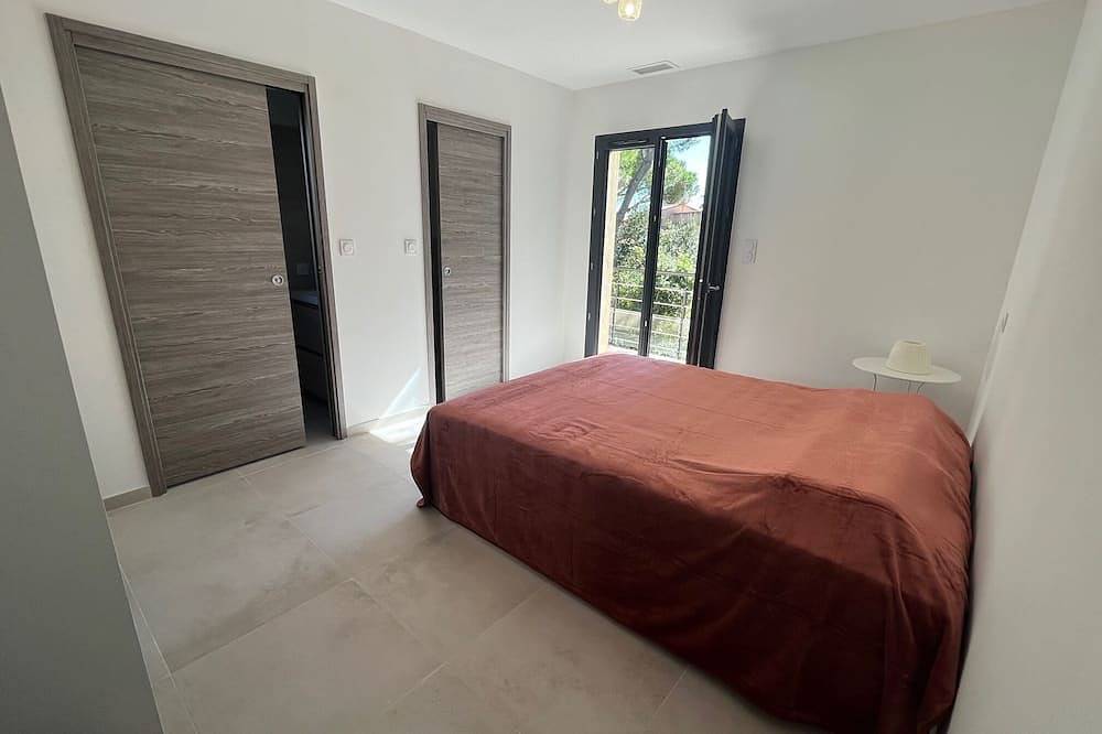Villa neuve avec jacuzzi au milieu de son écrin de verdure à 20 mn des plages in Castries, Côte méditerranéenne (France)