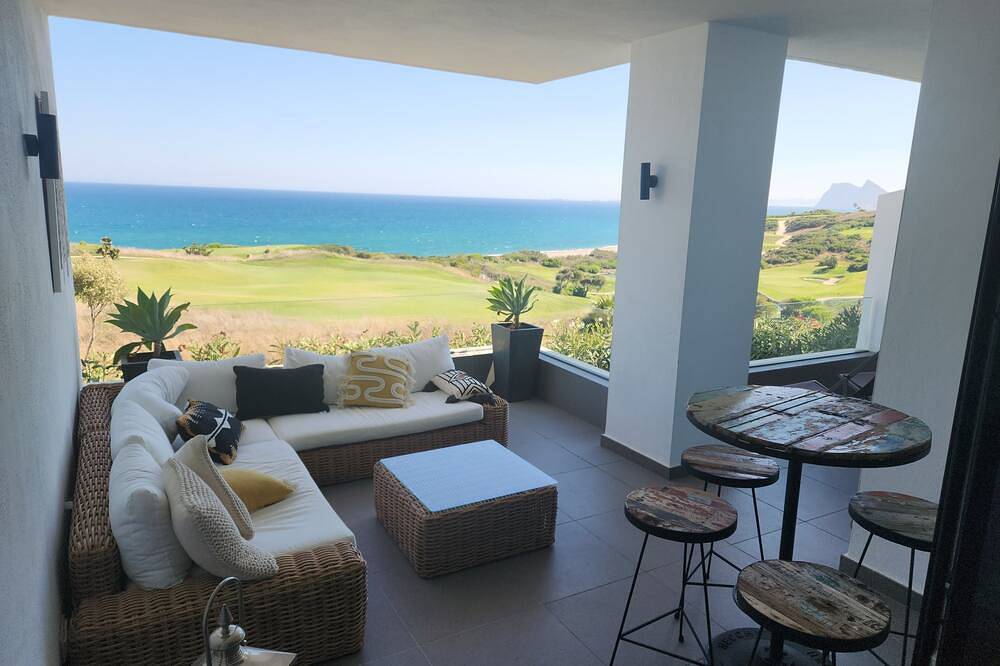 Hel lejlighed, New front line beach/Golf with views of Gibraltar and Africa. in Playa de La Alcaidesa, San Roque
