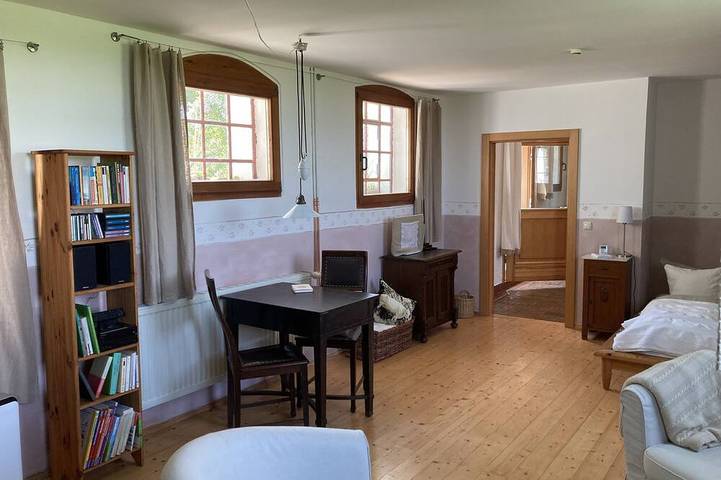 Ganze Wohnung, Small romantic apartment with sauna, garden, pool in Pegau, Burgenlandkreis