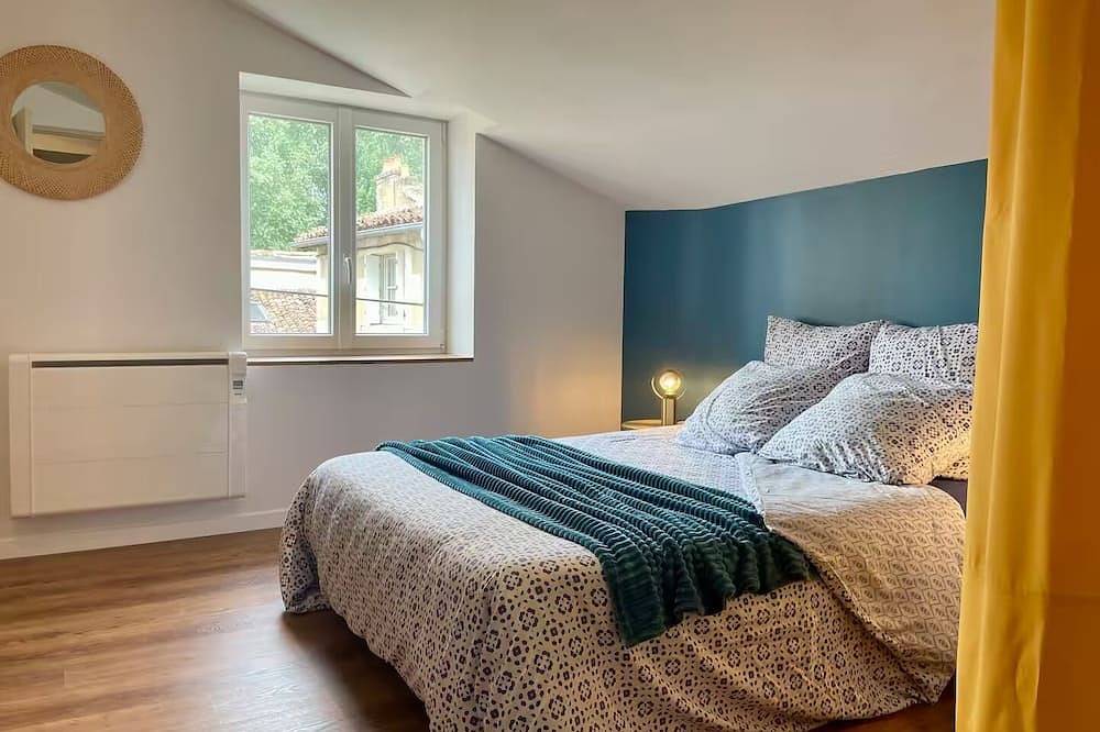 Apartamento entero, Duplex 1-6 persons - downtown Poitiers - Quiet - Terrace - Streaming in Poitiers, Vienne