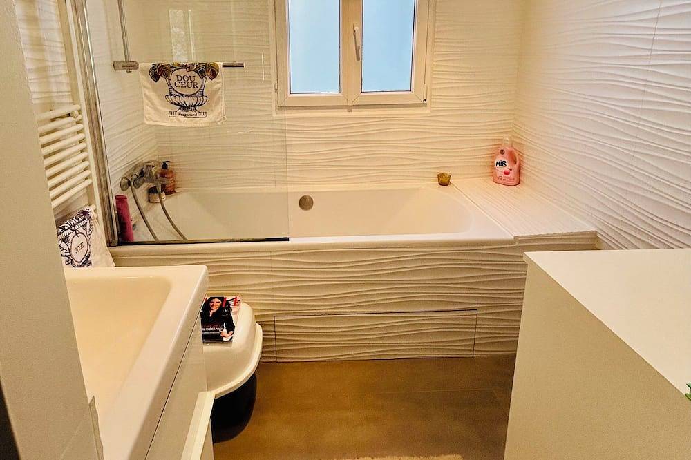 Entire apartment, Charming, bright and quiet 2 P apartment 6 minutes from central Paris in Courbevoie, Hauts-de-Seine