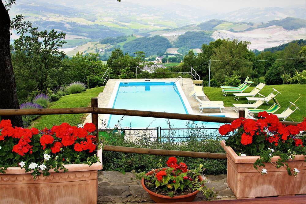House With Large Garden And Private Pool in Carpineti, Reggio Emilia Province
