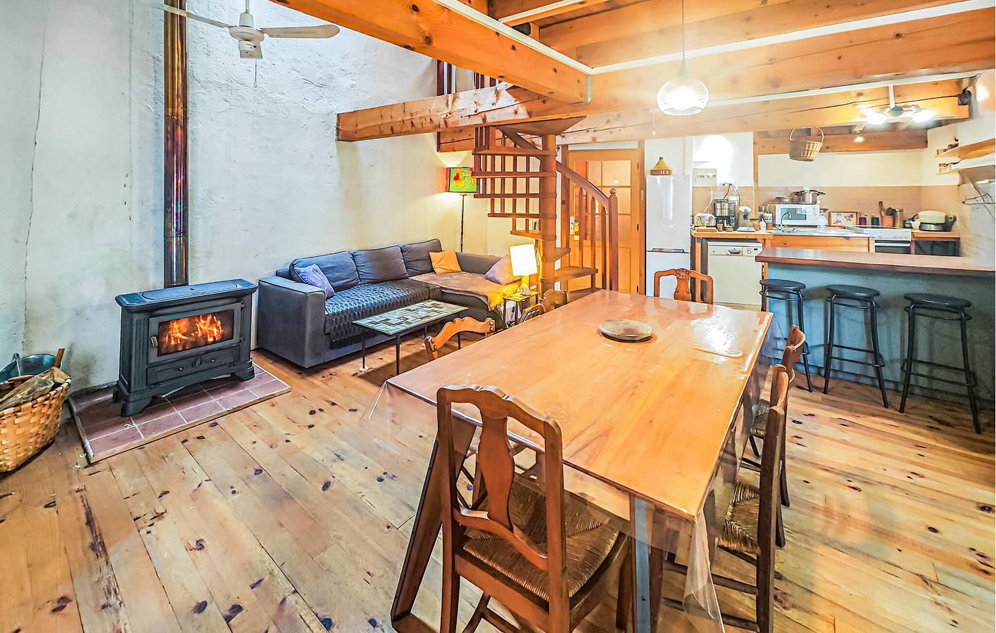 Gemütliche Wohnung in Aulos - Parkplatz, Waschmaschine & Stadtzentrum in der Nähe in Les Cabannes, Ariège