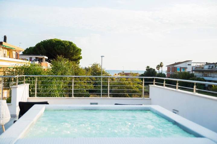 Apartmenthotel für 5 Personen, mit Balkon und Terrasse sowie Whirlpool und Garten in Terracina
