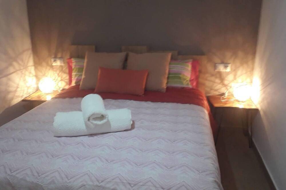 Entire apartment, La Casita is located in a village in the mountains of Cuenca. Pets are allowed. in Tejadillos, Cuenca Province