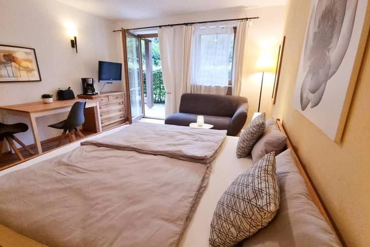 Ferienhaus für 2 Personen, mit Balkon und Whirlpool sowie Terrasse und Garten