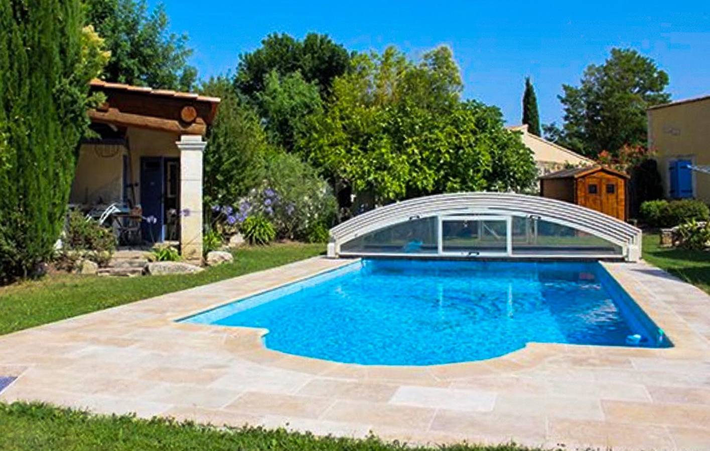 Charmante Wohnung mit Pool und Terrasse in Sénas – 900 m vom Stadtzentrum entfernt in Sénas, Arles und Umgebung
