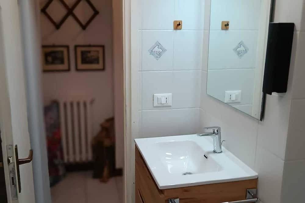 Apartamento entero, Studio apartment surrounded by greenery with parking, pets allowed. in Belluno, Schiara