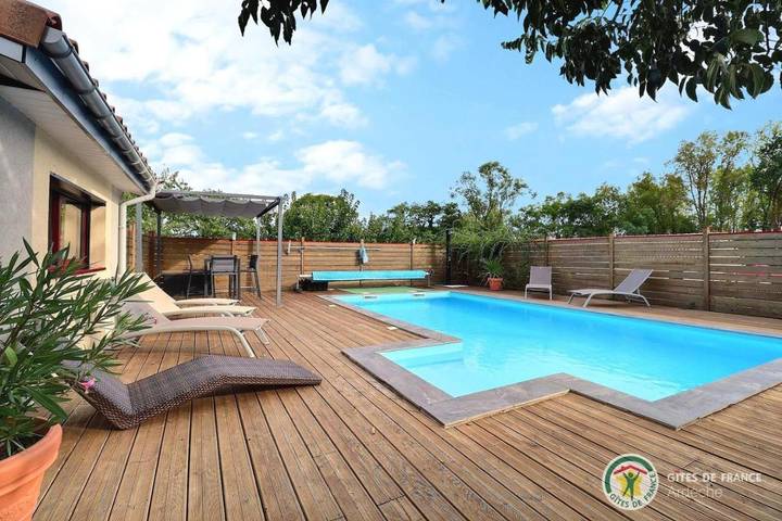 Location de vacances pour 14 personnes, avec jardin ainsi que vue et piscine, animaux acceptés à Berrias-et-Casteljau