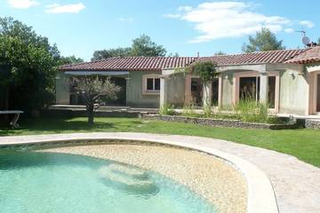 Location de vacances pour 8 personnes, avec terrasse et jardin à Vacquières