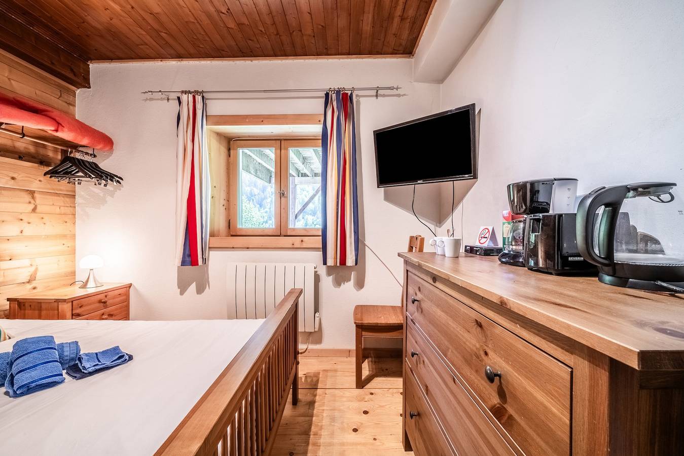 Room 'Elisthur Chambre N°2' with Mountain View, Shared Terrace and Wi-Fi in Saint-Jean-d'Aulps, Les Portes du Soleil