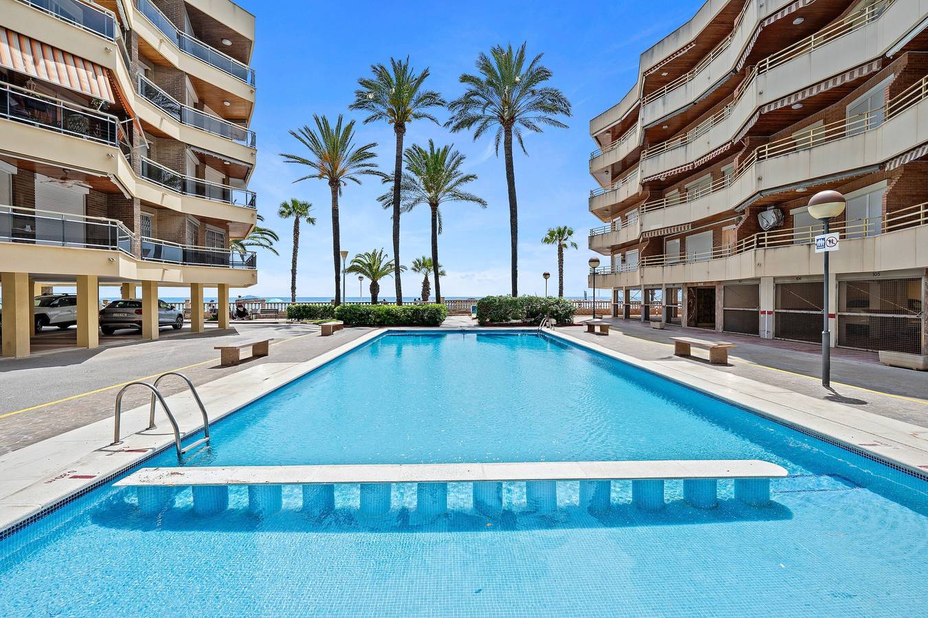 Apartamento entero, Apartamento 'Cambrils Front De Mer' con piscina compartida, terraza y aire acondicionado in Vilafortuny, Cambrils