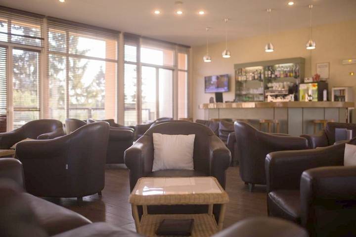 Hôtel pour 2 personnes, avec terrasse ainsi que vue et jardin, animaux acceptés à Luzarches - 2