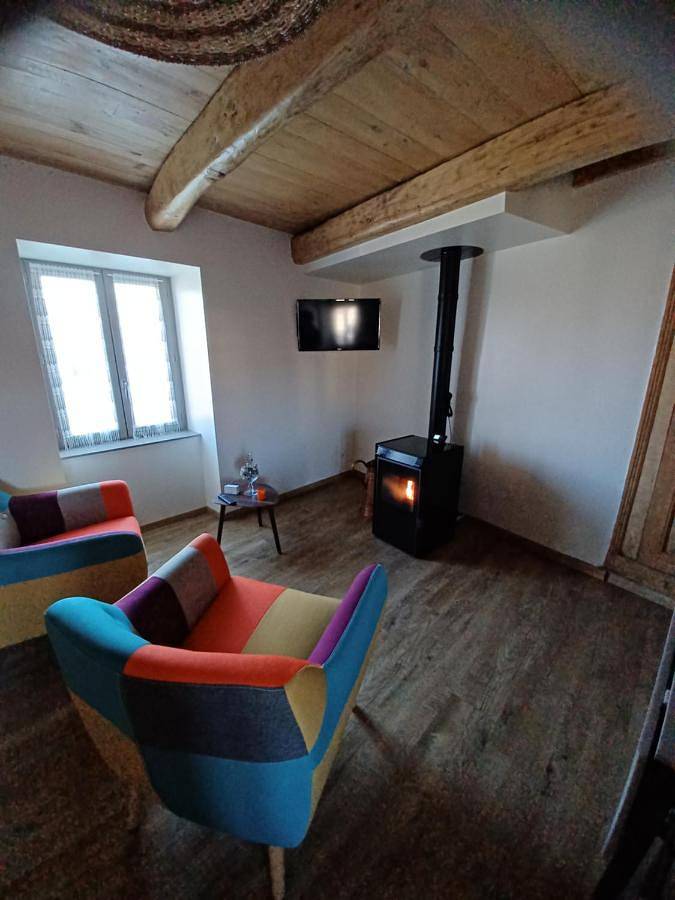 Location de vacances pour 2 personnes, avec vue et jardin à Saint-Rémy-de-Chargnat - 3