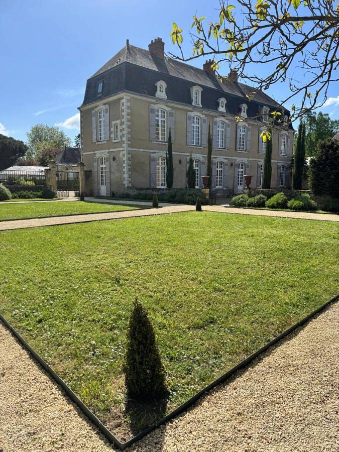 Chambre d’hôte pour 2 personnes, avec Terrasse et Jacuzzi ainsi que Jardin et Piscine à La Flèche