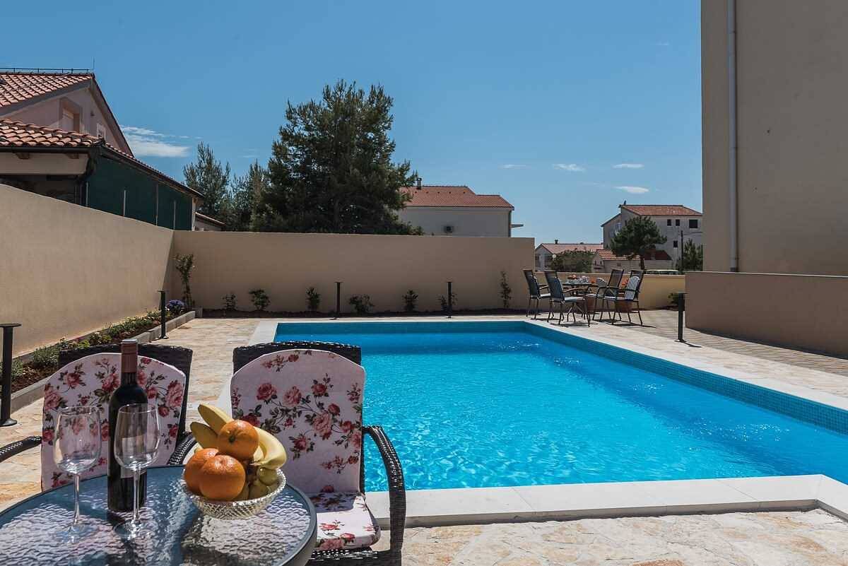 Ganze Wohnung, Ferienwohnung für 5 Personen mit Terrasse in Mulo, Vrsi