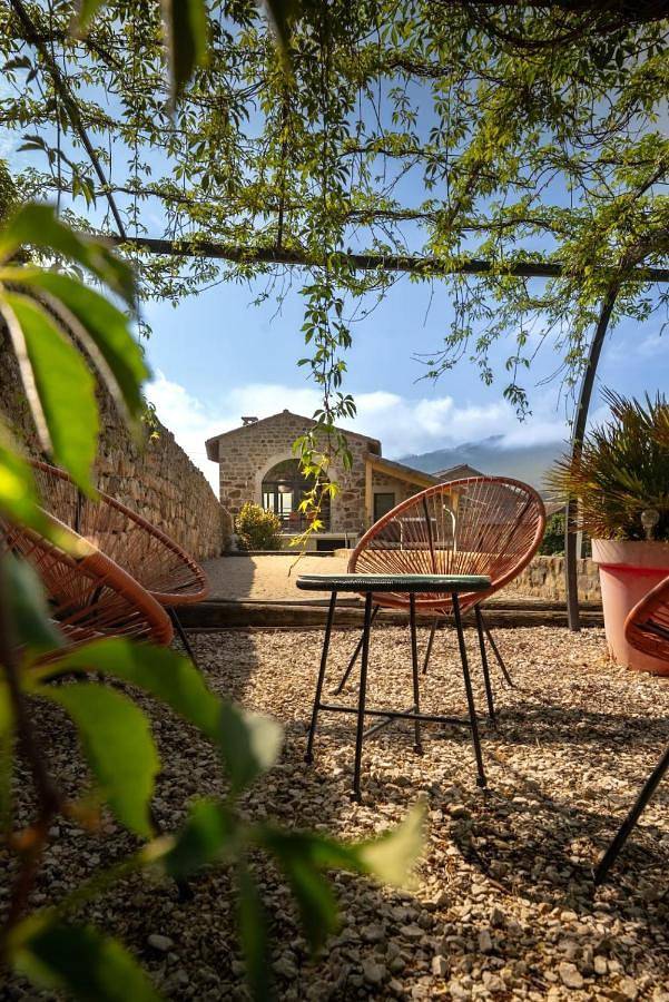Location de vacances pour 6 personnes, avec jardin ainsi que jacuzzi et terrasse à Arlebosc