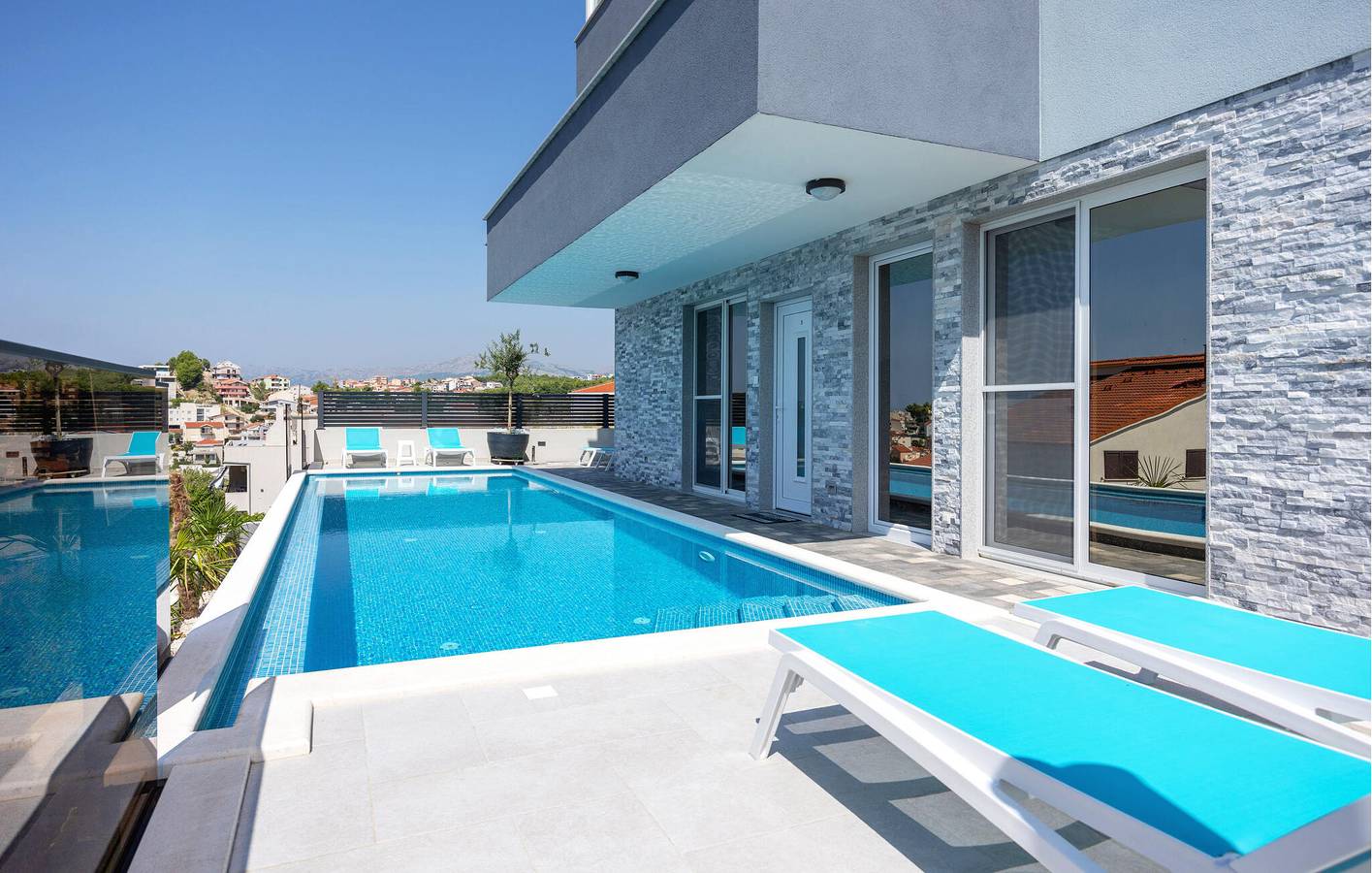 Appartement de vacances entier, Charmant appartement 1 chambre avec piscine, terrasse et Wi-Fi - À 500 m de la plage in Grljevac (Podstrana), Podstrana
