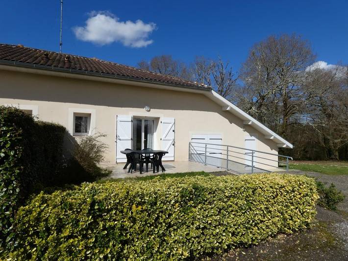 Gîte pour 4 personnes, avec jardin à Angoumé