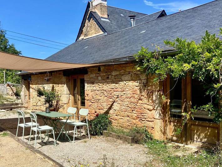 Location de vacances pour 6 personnes, avec terrasse à Chartrier-Ferrière