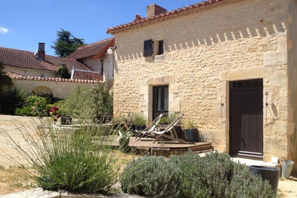 Gîte authentique avec cheminée, terrasse et Wifi en Charente in Rivières (Charente), Charente