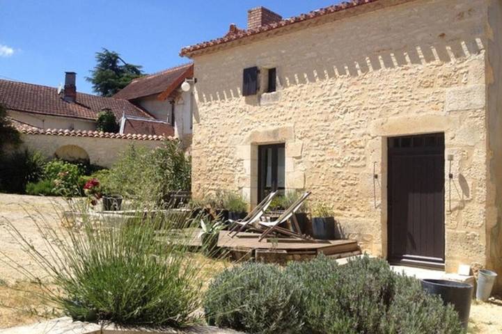 Gîte pour 4 personnes, avec Balcon et Jardin dans Rivières (Charente)