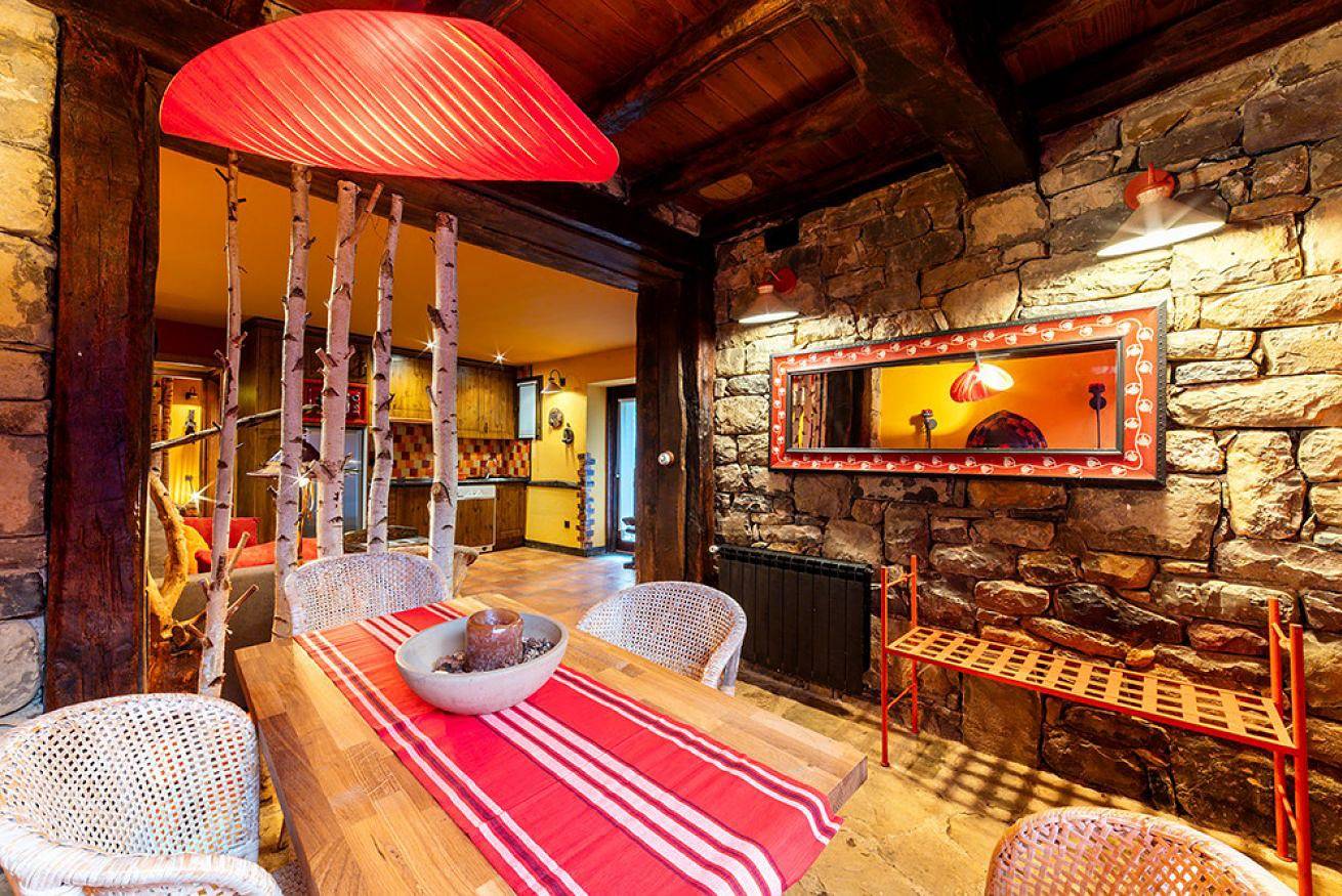 Entire apartment, Apartment 2. Garden Suite with Jacuzzi and fireplace in Enterría, Camaleño