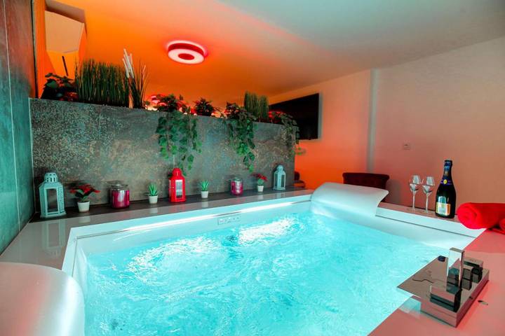 Gîte pour 2 personnes, avec jacuzzi et sauna à Grézieu-la-Varenne