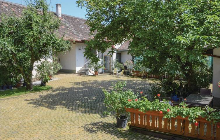 Ganze Ferienwohnung, Gemütliche 1-Zimmer-Wohnung mit Terrasse, Küche und Parkplatz in der Nähe von Sehenswürdigkeiten in Sierndorf, Korneuburg