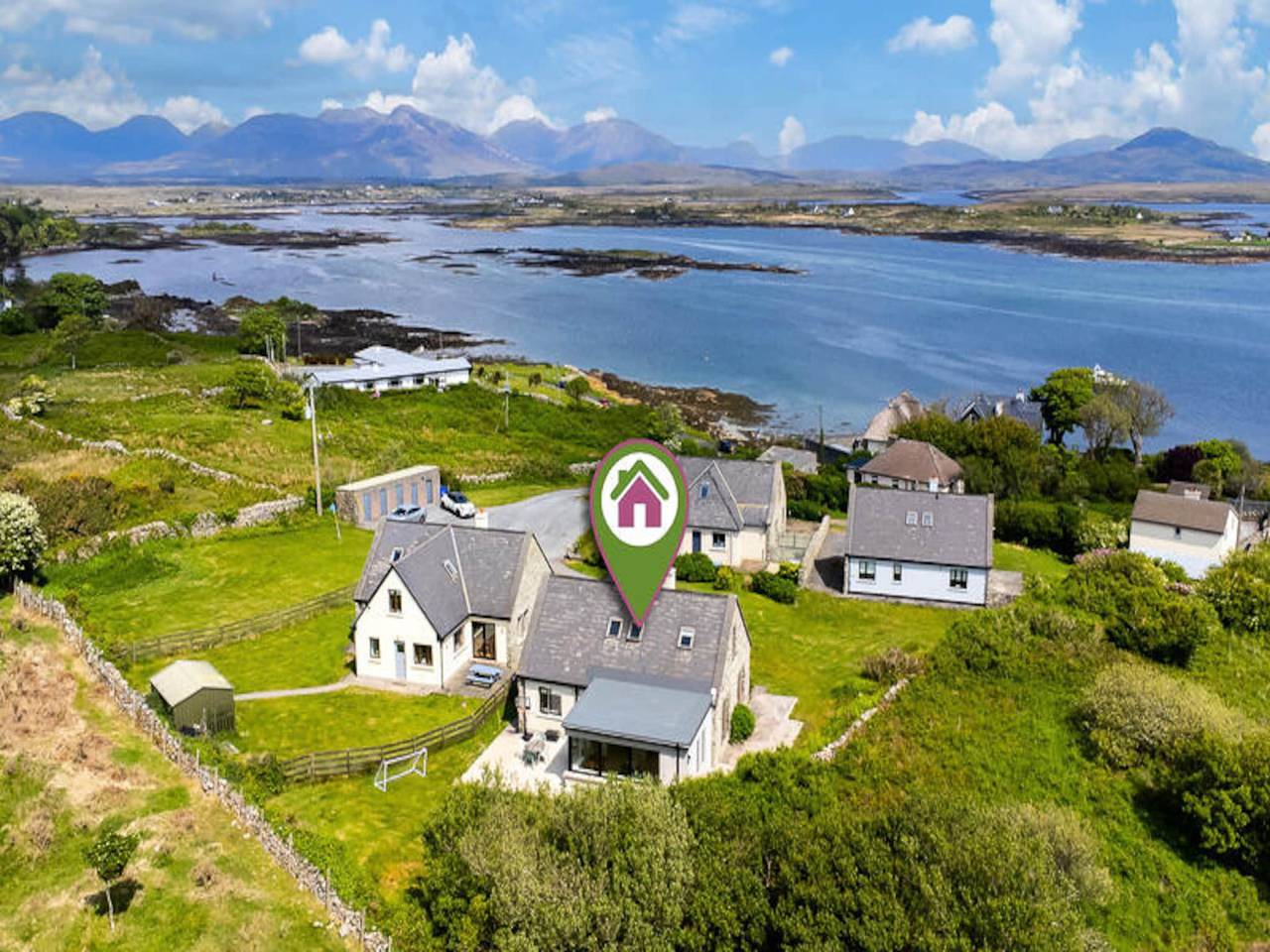 Entire apartment, House in Roundstone with Lovely Garden in Roundstone, Connemara