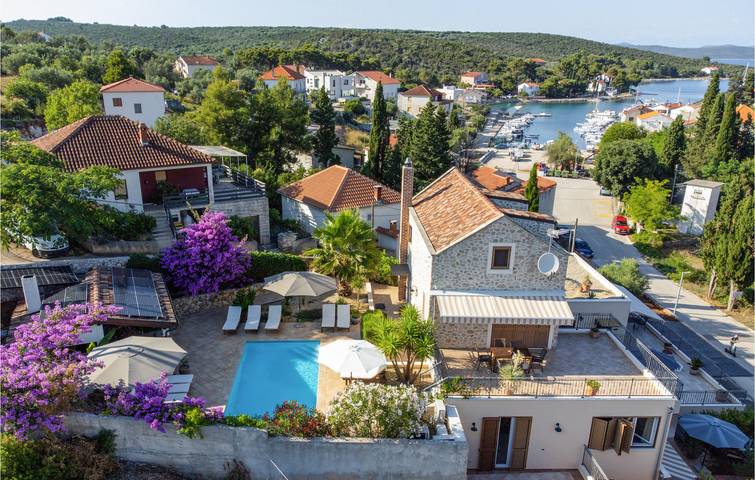 Location de vacances pour 14 personnes, avec terrasse et piscine à Sali - 4