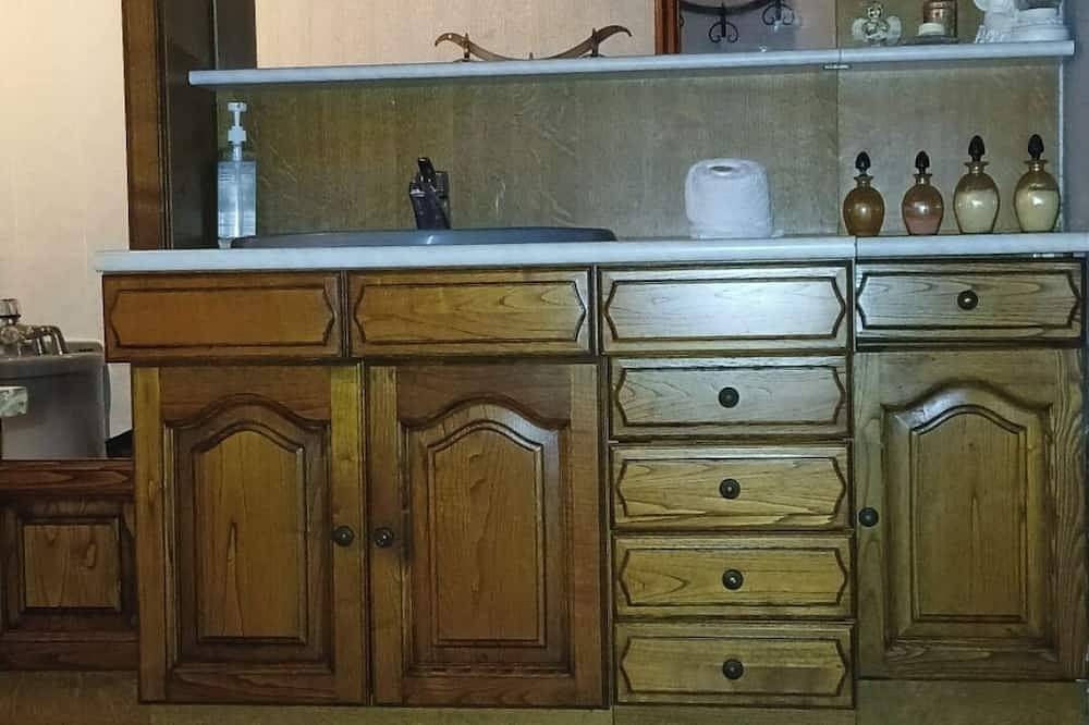 Gîte rural pour 2 personnes en pleine campagne avec piscine privative couverte. in Chouvigny, Région de Montluçon