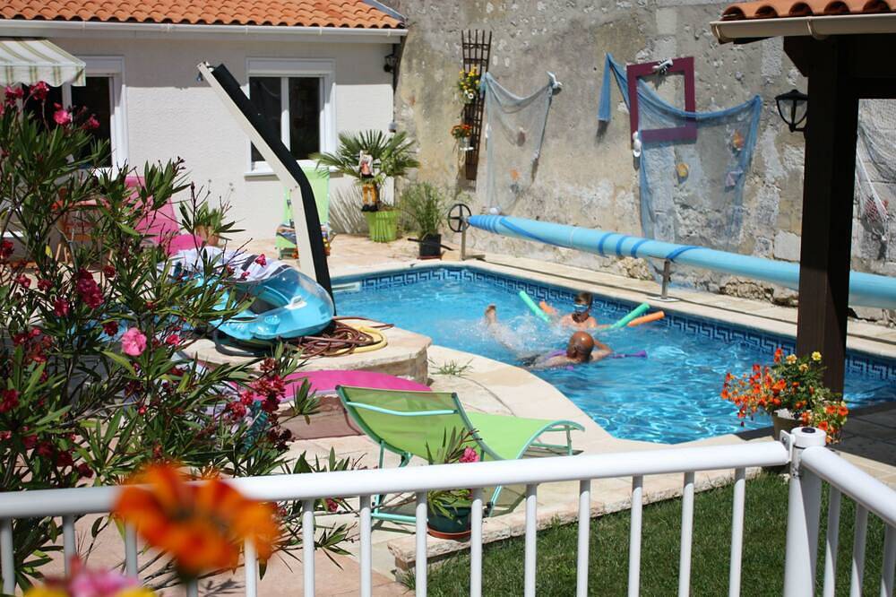 Gîte laccalmie17 alquiler de vacaciones de 2 estrellas con piscina a 2 km del centro in Saintes, Saintes region